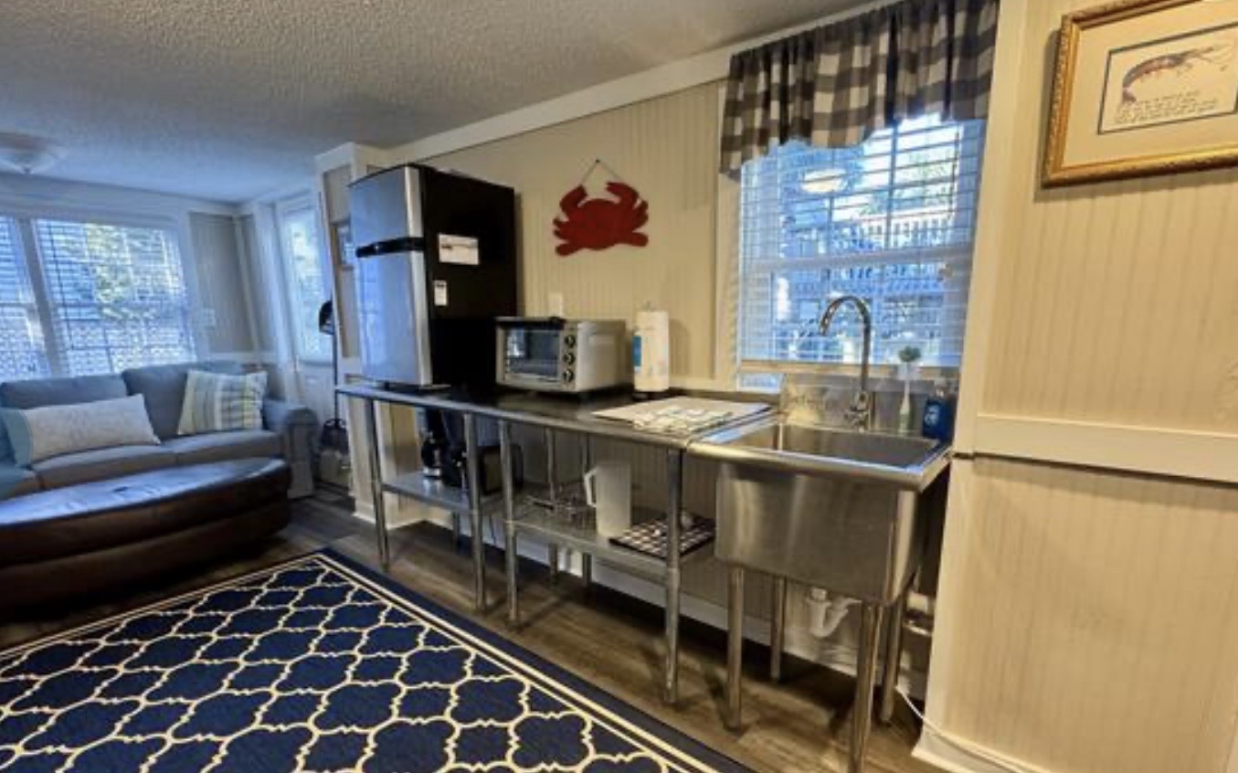 A fully equipped kitchen that makes cooking together part of the vacation. ⭐