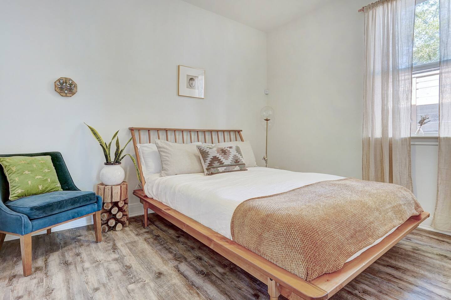 Comfy room with a beautiful decor and a memory foam queen mattress.