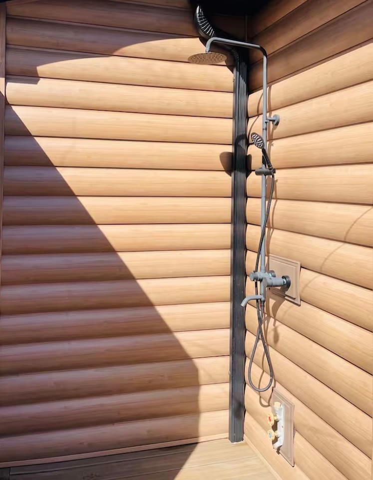 The treehouse deck offers a luxurious outdoor experience with a private, elevated hot tub. The hot tub is available 365 days 24/7. Additionally, you can enjoy a refreshing outdoor shower, May 15-October 15.