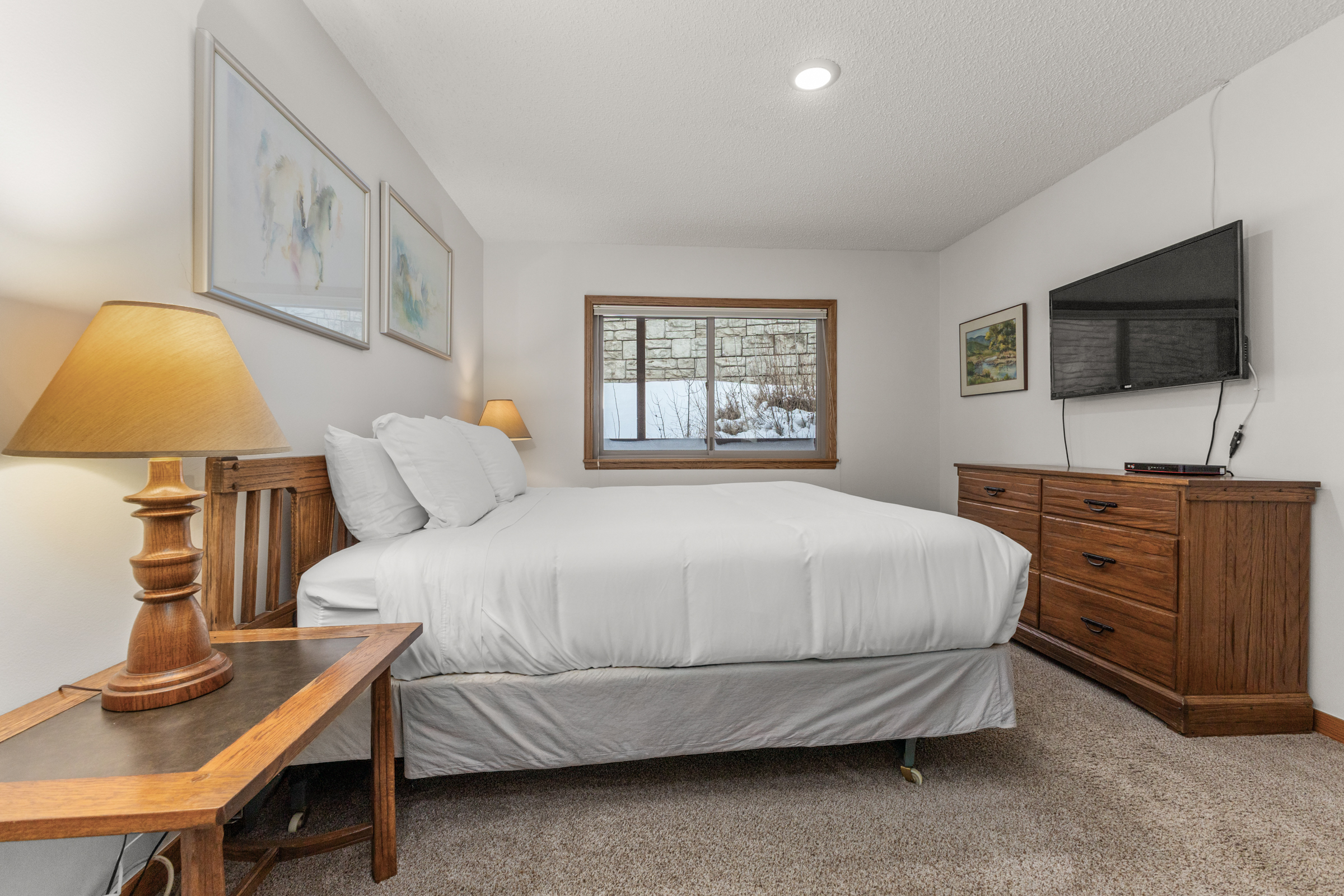 Ensuite Bedroom 1 |  King Bed | Smart TV