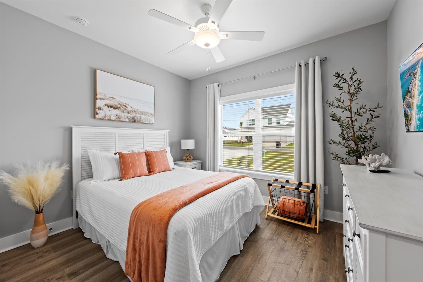 [Bedroom #2] Queen bed & Smart TV