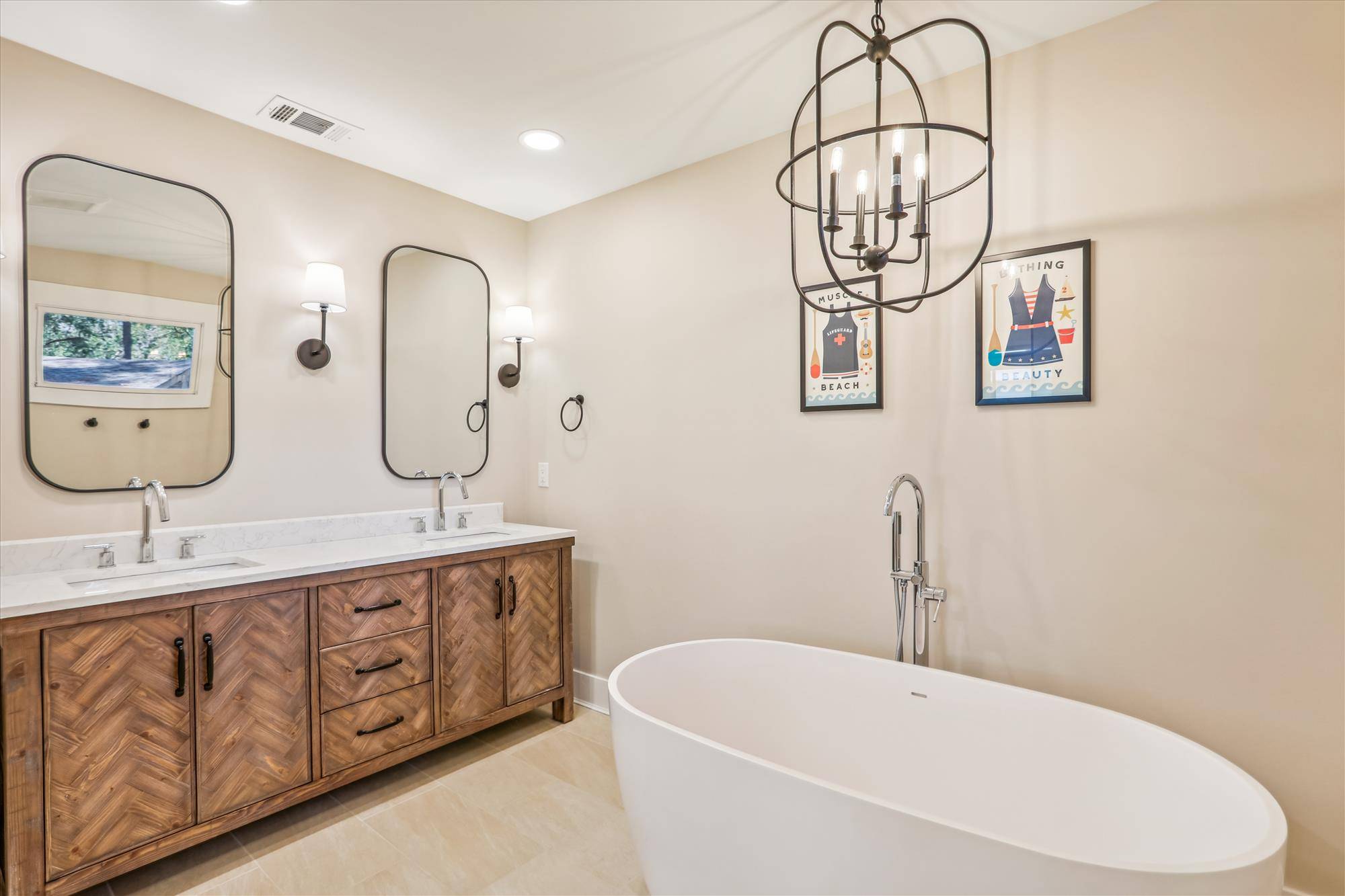 Dual sink vanity in primary bathreoom