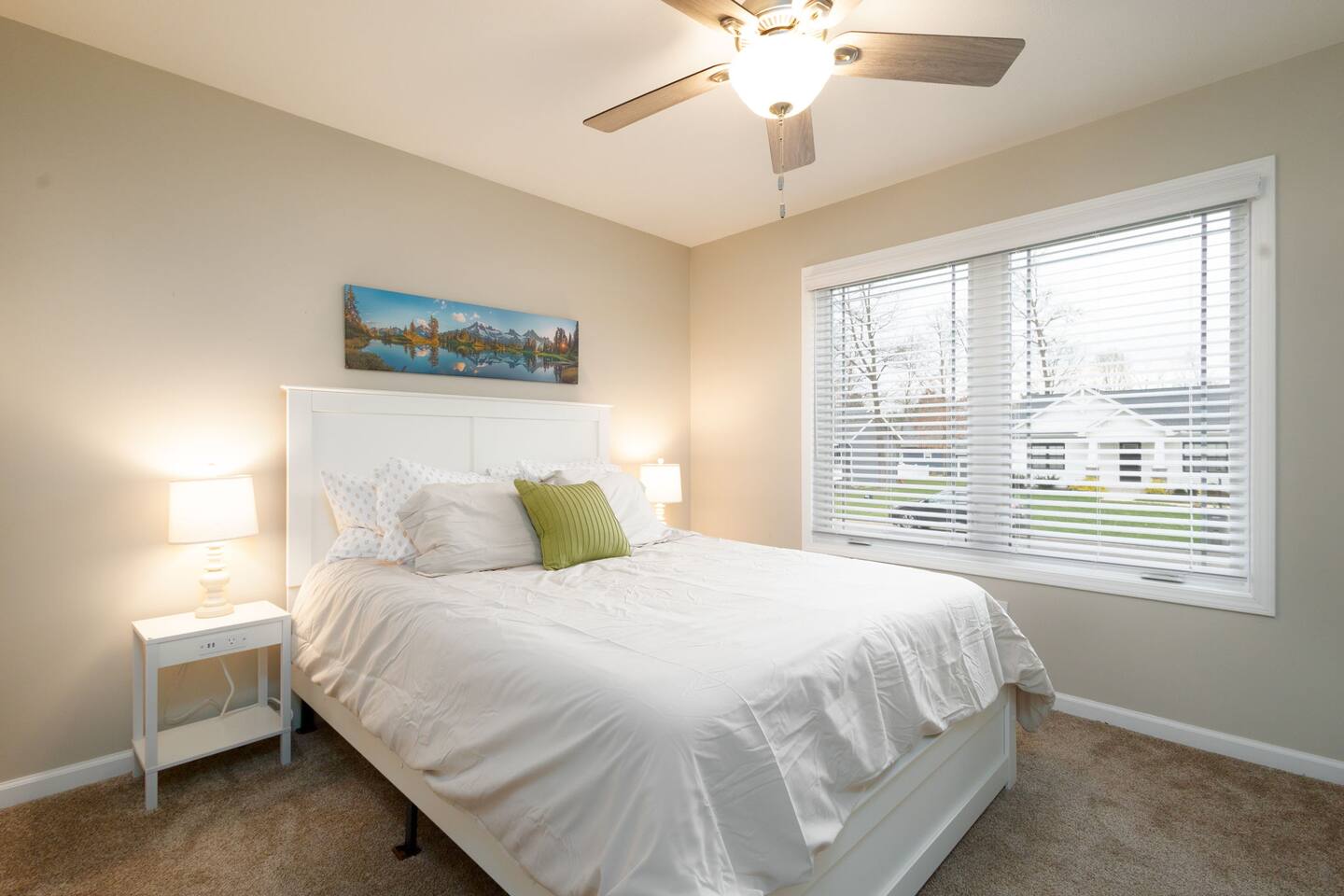 Queen Bedroom - Main Floor