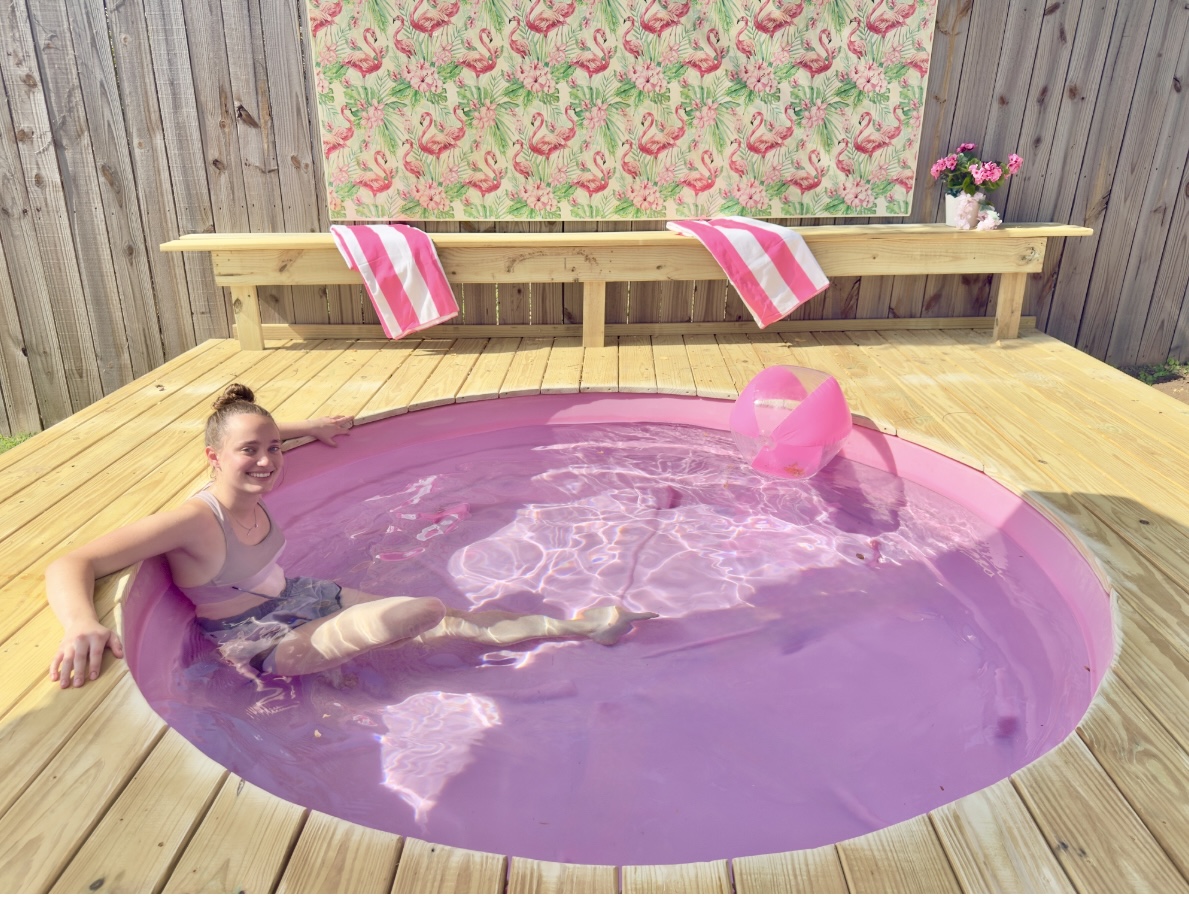 A size reference of the soaking pool she is 5'8" (this one is in Nashville 😊)