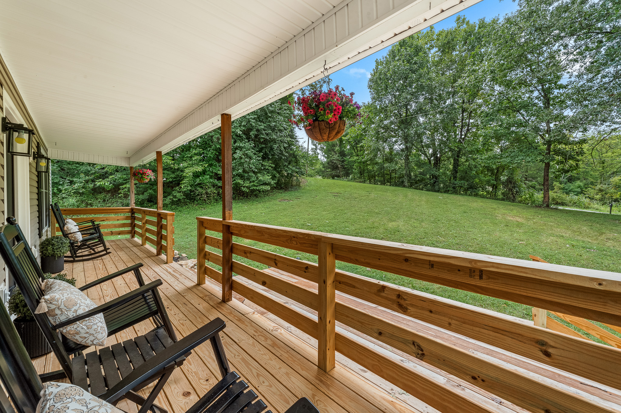 Morning coffee meets meadow views This classic country porch is made for rocking chairs, slow sips, and soaking up that sweet Kentucky calm. 🌸🪑🌿