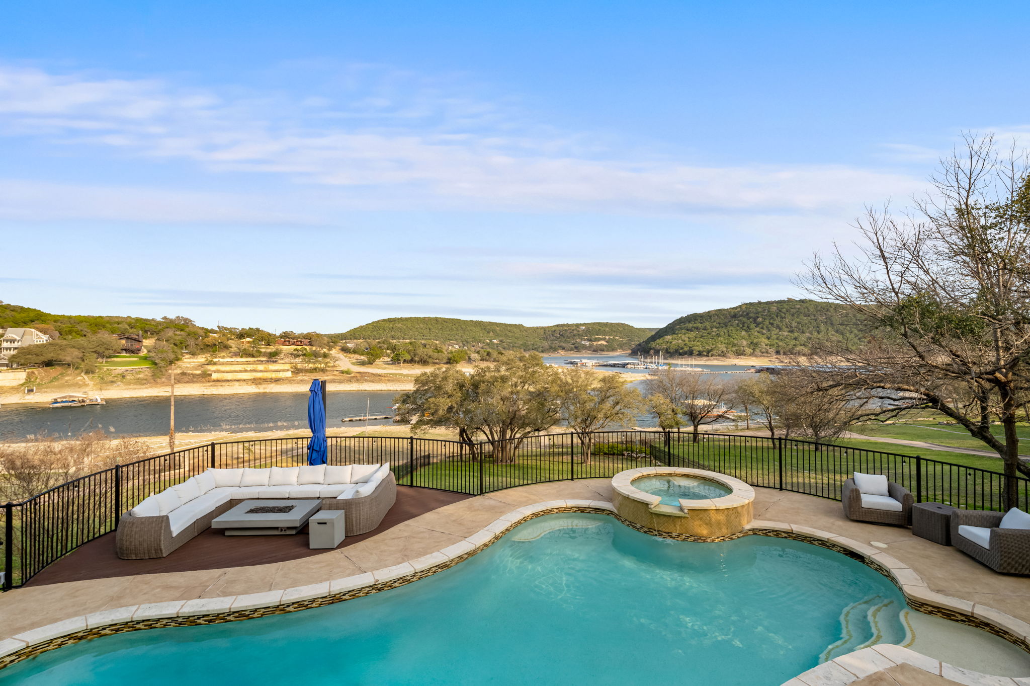 Short walk from the pool to the lake!