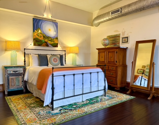 The queen size bed has high quality 100% cotton sheets.