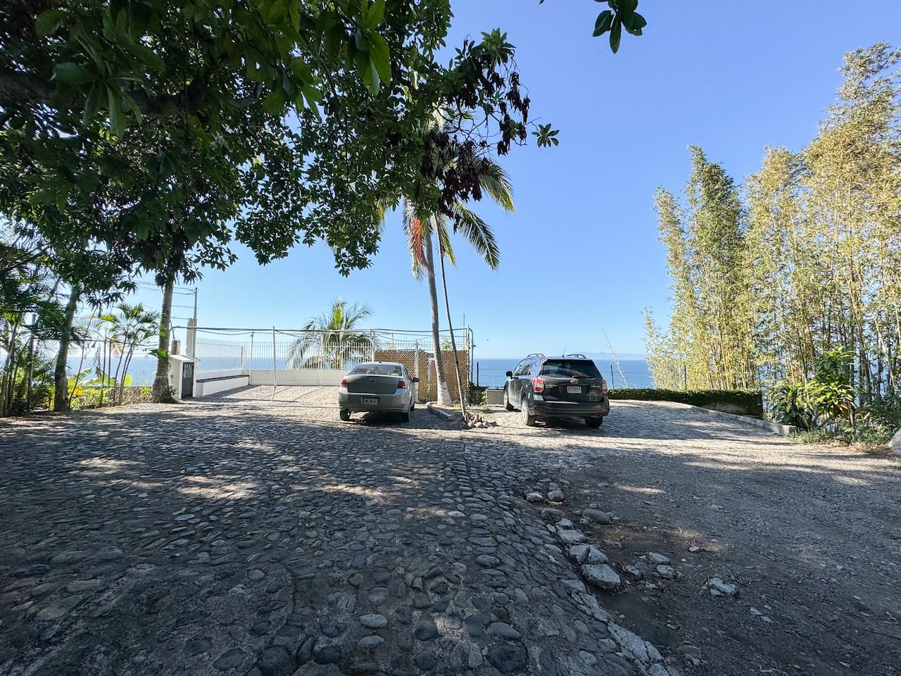 Parking Available/ Estacionamiento