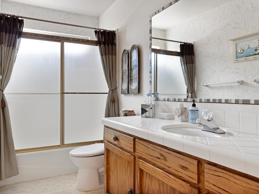 Downstairs - guest bathroom w/ bidet