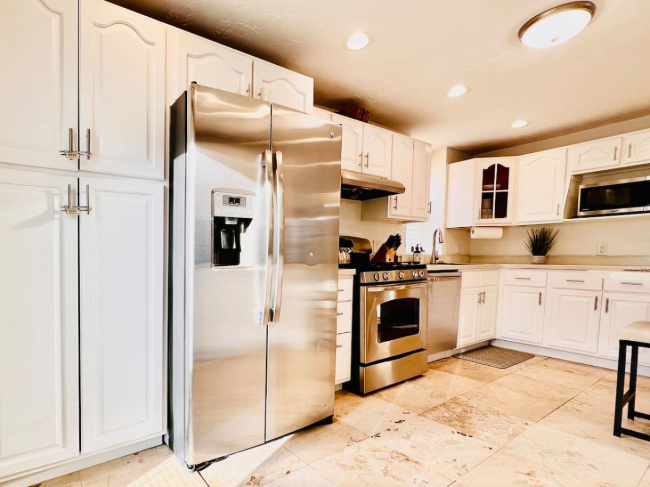 Modern full kitchen, equipped with top-of-the-line appliances and sleek finishes for a stylish cooking experience.