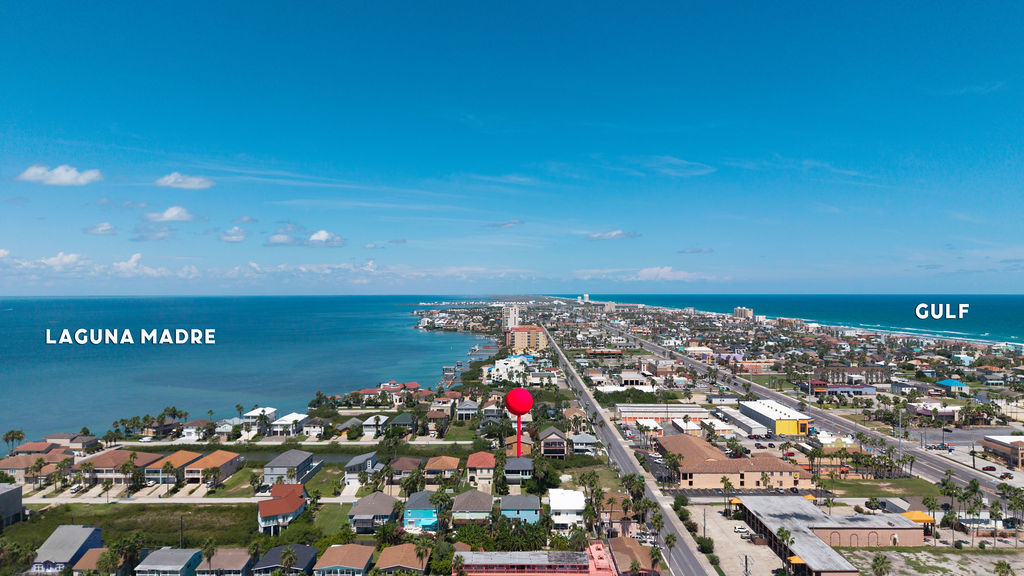 Enjoy a peaceful coastal retreat with beautiful ocean views, just a short drive — or an easy ride — from the Gulf’s tranquil waters. Perfect for families or couples seeking a laid-back getaway.