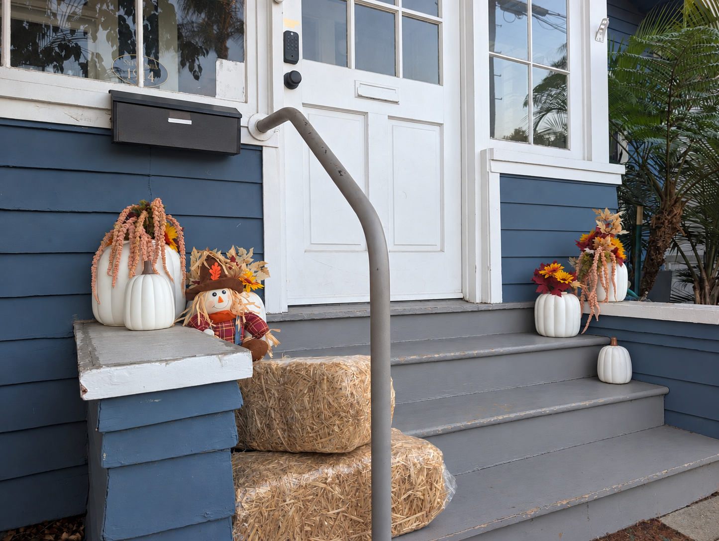 Fall vibes at the front entrance 🍂🎃