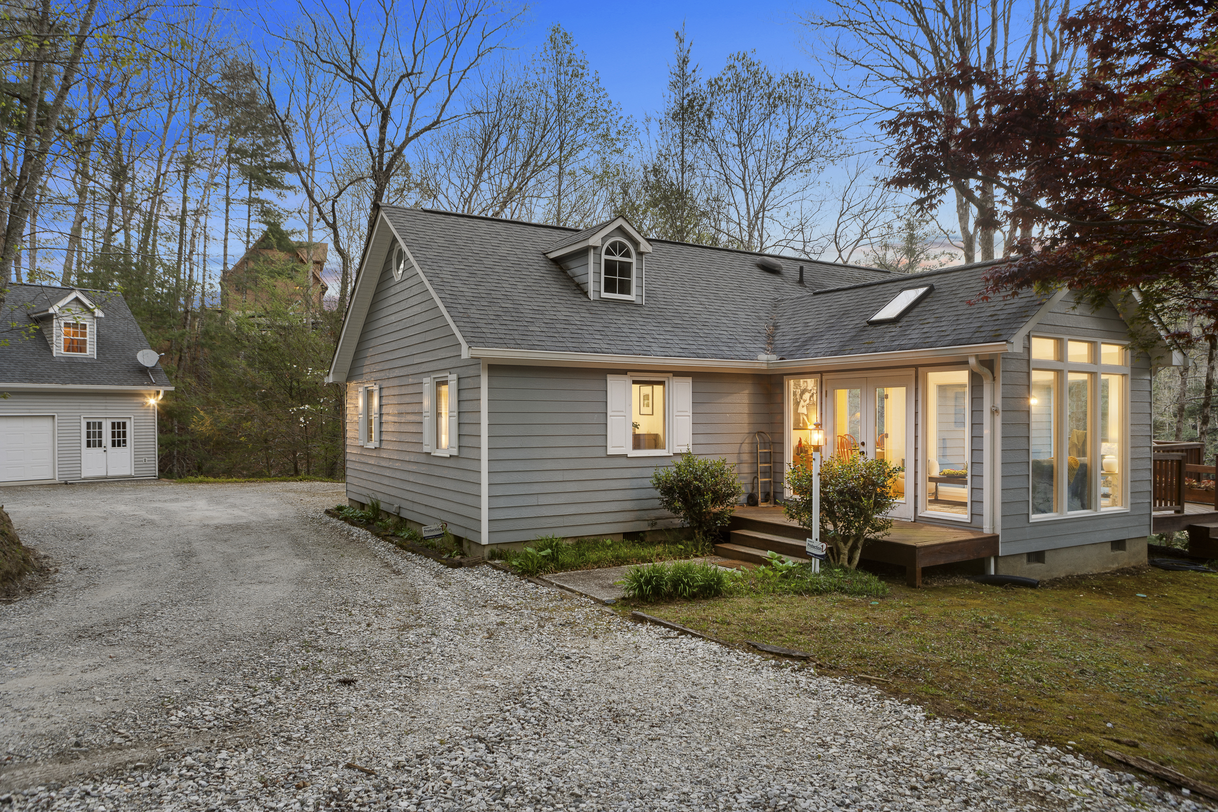 Fontana Lake Cottage: Embrace nature with a lovely view and inviting outdoor space!
