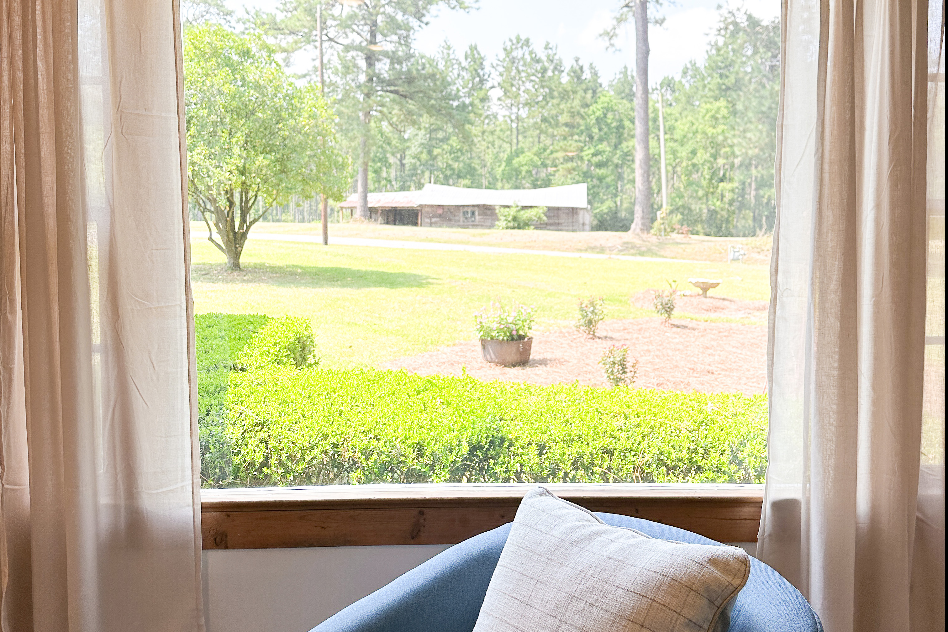 Farmhouse Livin' at its best! Simple. Clean. Peaceful