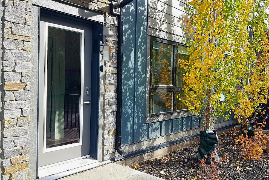 Main Floor Suite, Front of Building, Separate Exterior Entrance