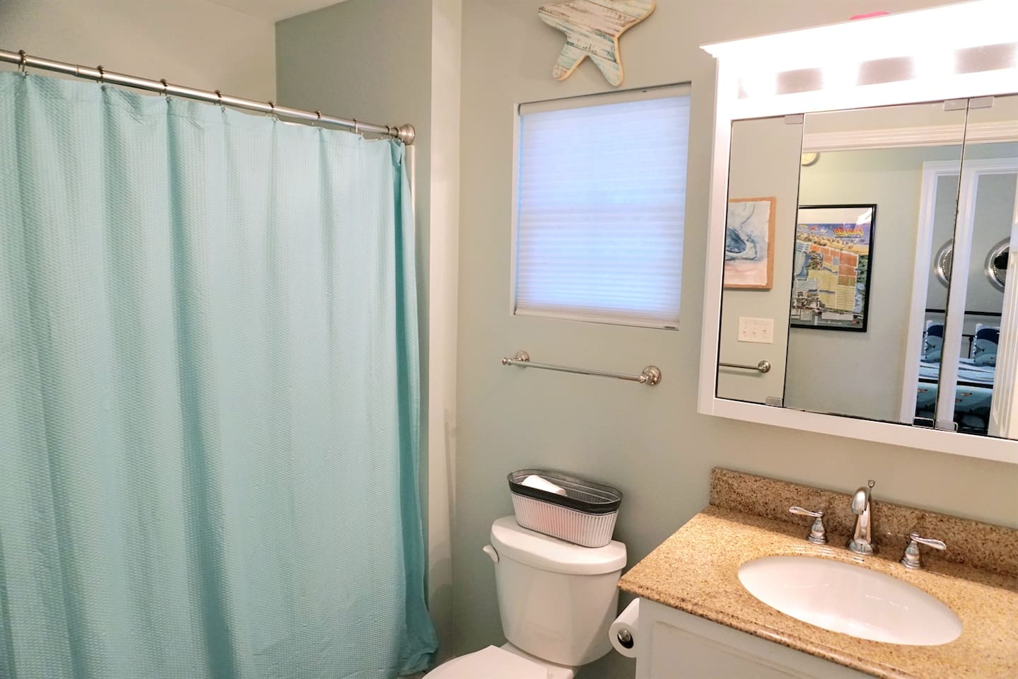 Full Bathroom on Hallway