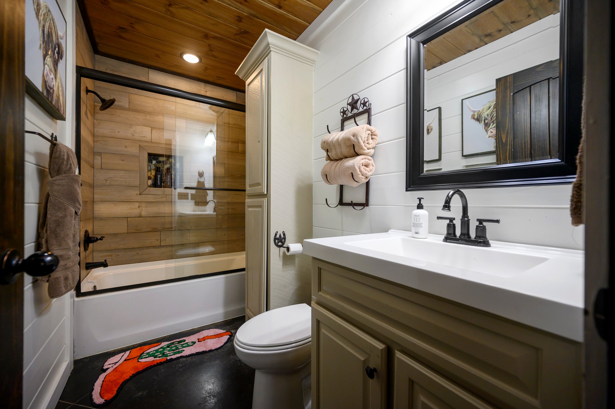 Our hallway bathroom offers everything you need: a tub/shower, sink, toilet, and complimentary toiletries for a relaxing experience.