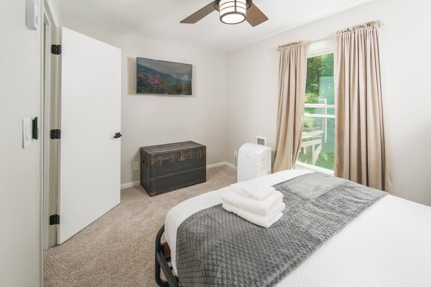 Unit 3: Bedroom #2 (Queen) Includes Roku TV (Hulu+, ESPN+, & Disney+)