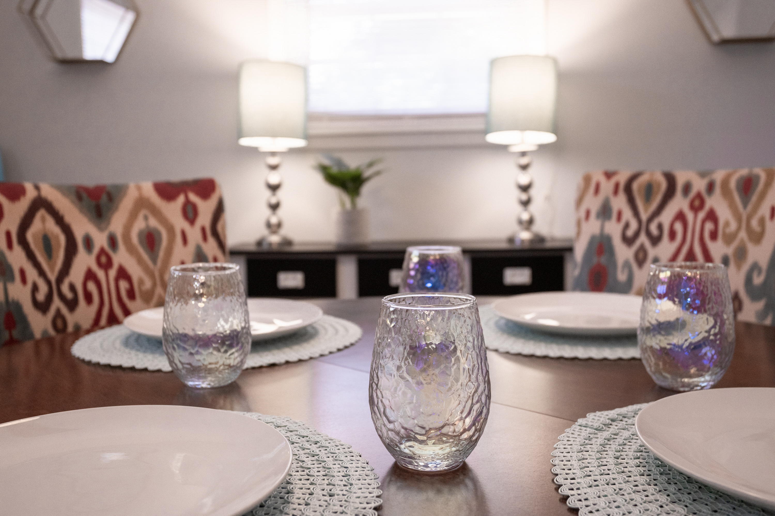 Simple, stylish tableware—ready for shared meals and good conversation.