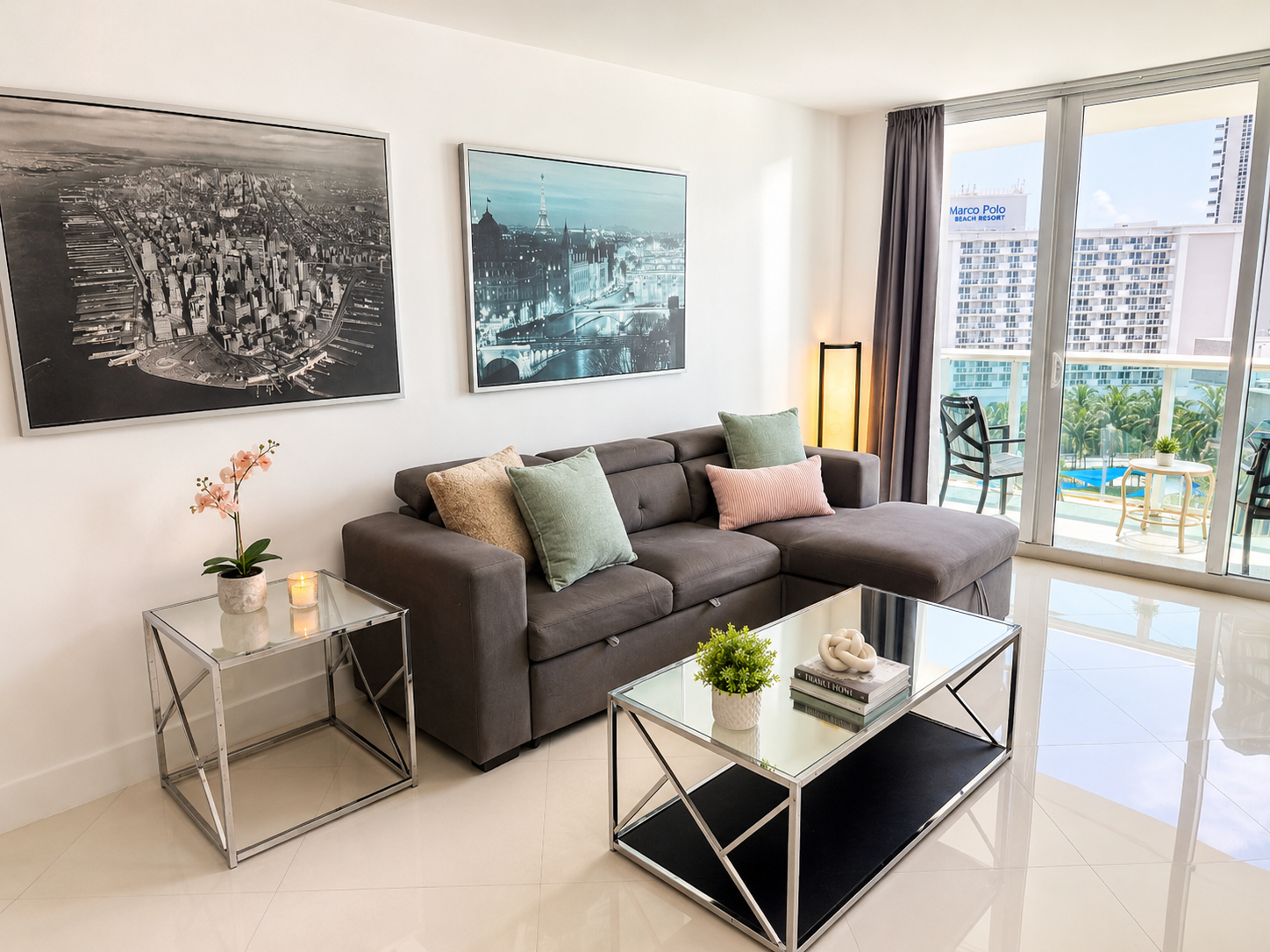 Living room and balcony ! 