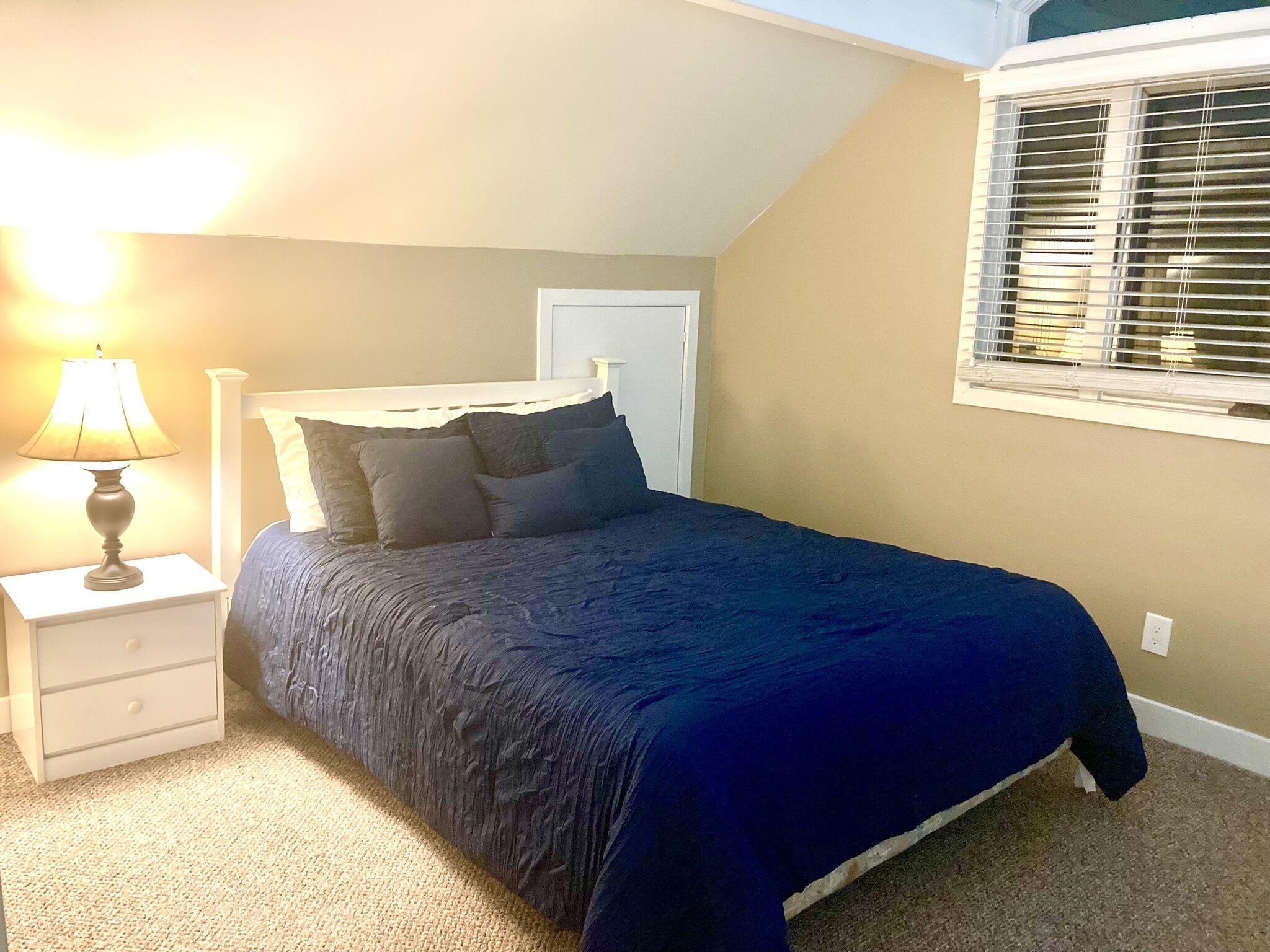 Bedroom 2 (Queen Bed)