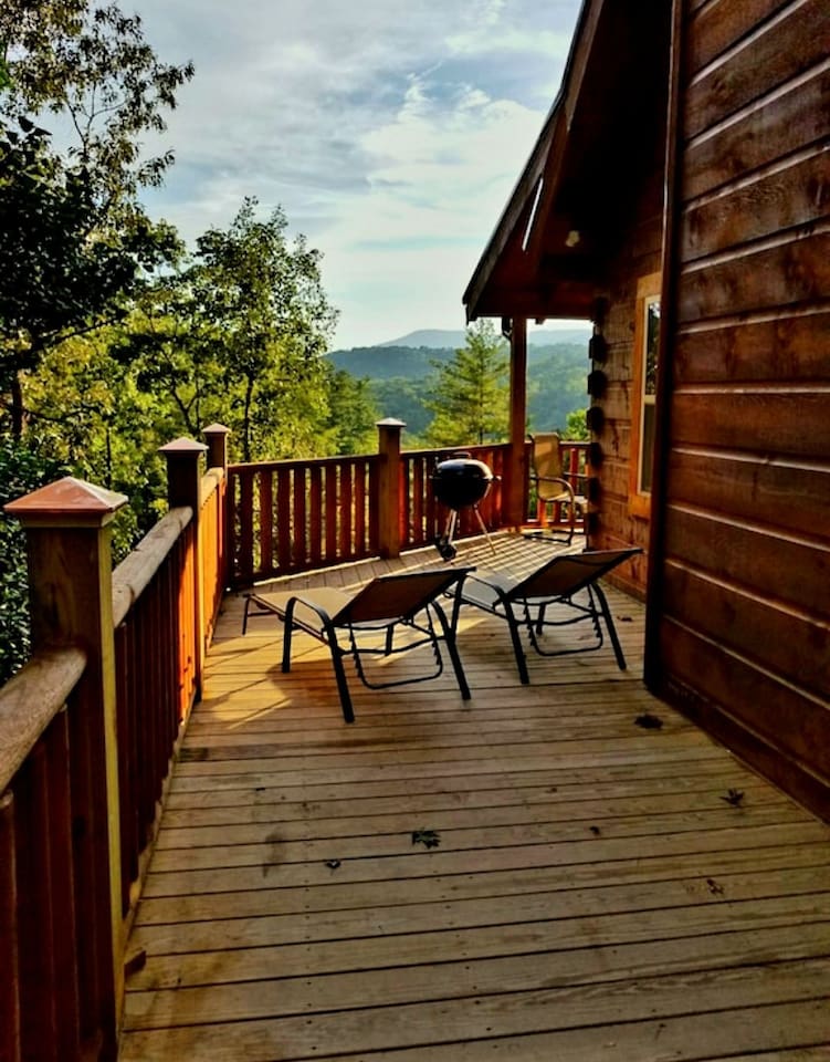 Side upper deck-
Upper wrap around deck with swing, seating and charcoal grill - overlooking the river with spectacular mountain views. Enjoy the sounds of the river rushing by!