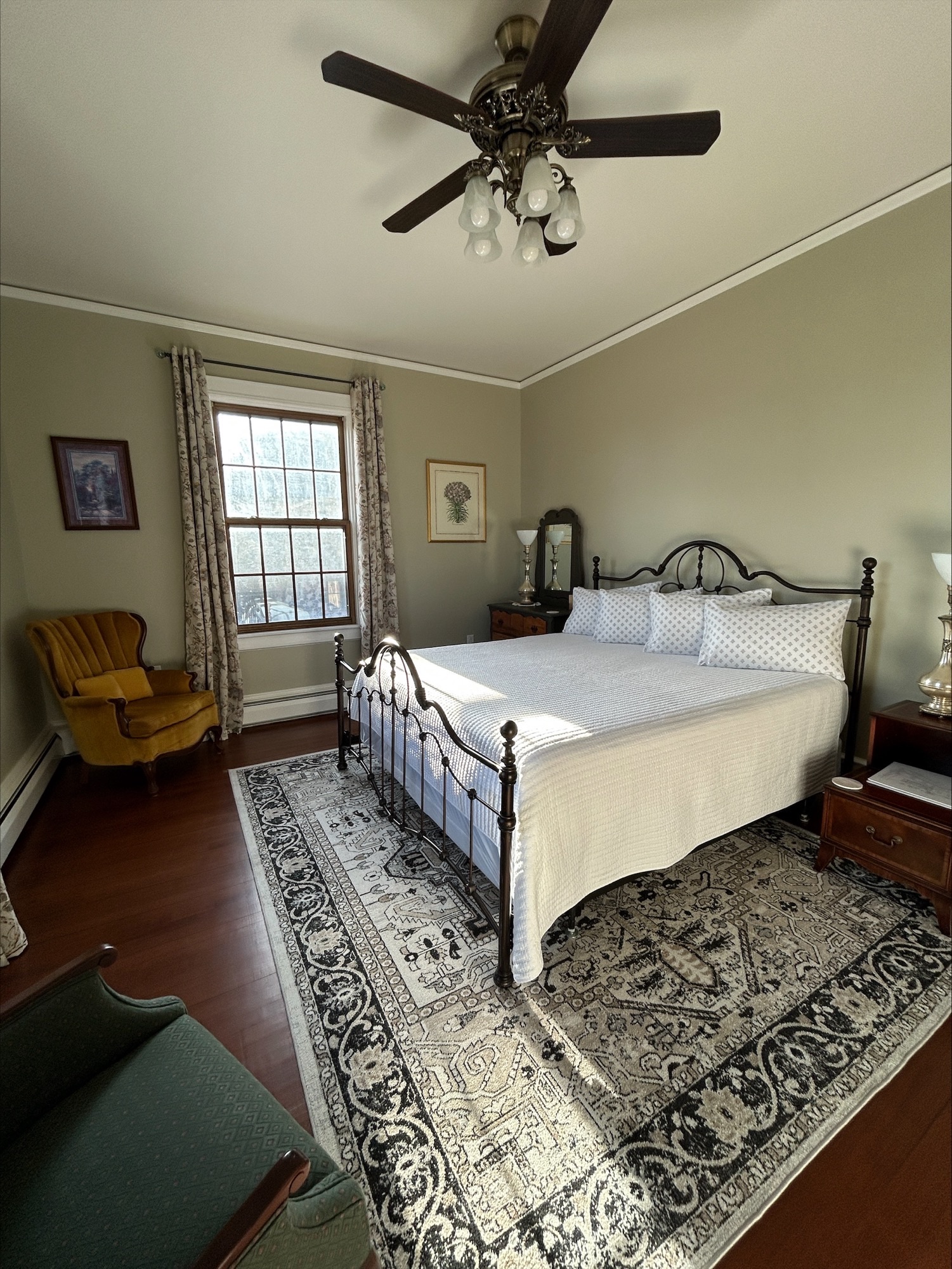 Serene Green Room - King bed