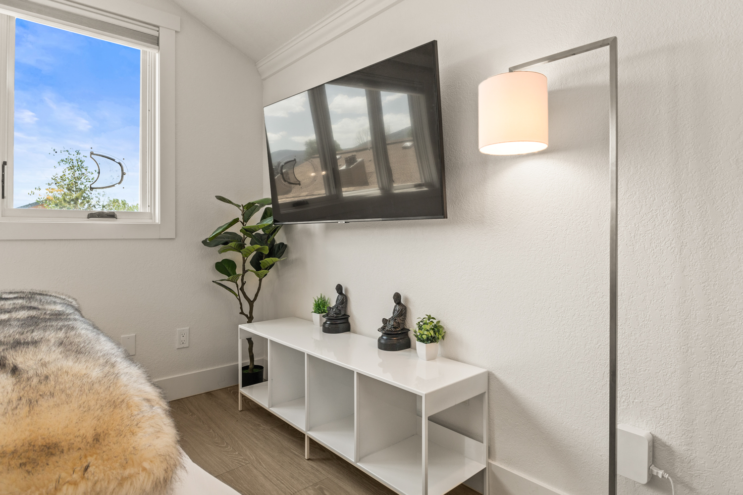 Upstairs Ensuite Bedroom #2 | Smart TV