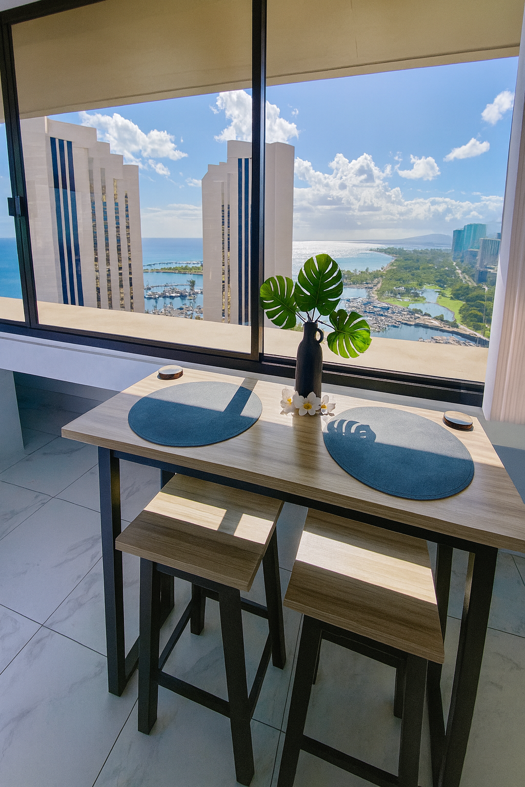 Dine with an unforgettable view — overlooking the Ala Wai Boat Harbor and the turquoise waters of Waikīkī. Whether it’s morning coffee or sunset cocktails, this breathtaking vantage point captures the essence of island luxury and relaxation.