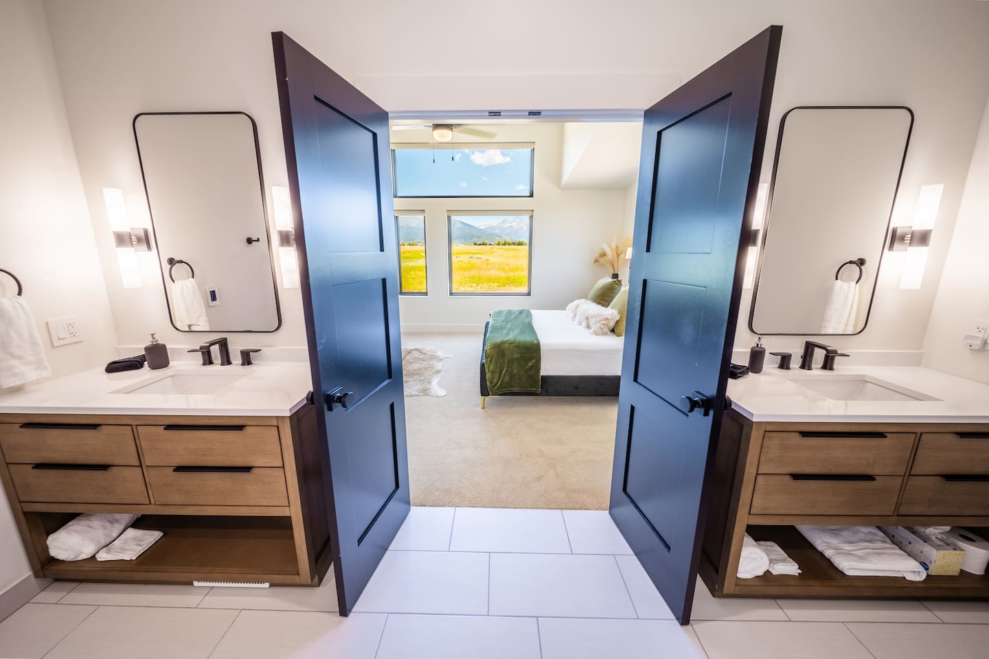 Suite 1 Bathroom (Shower + Tub)