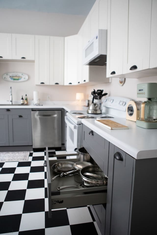 pots, pans, cooks appliances...everything you could need