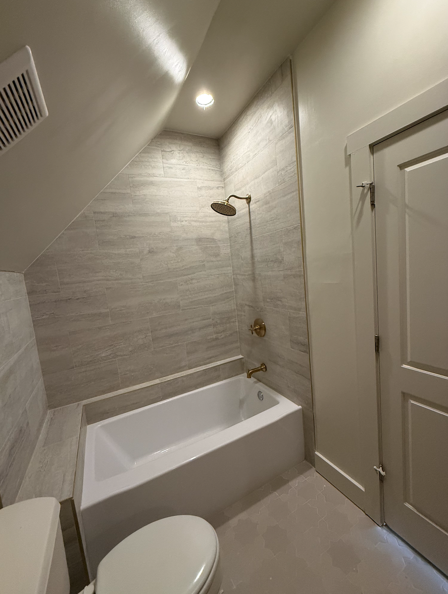 Bathroom 3 - tub/shower