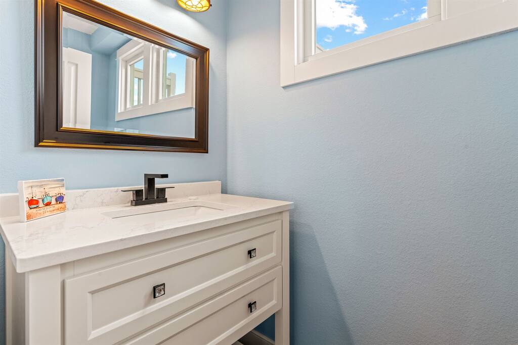 1/2 bathroom on landing between 2nd and 3rd floors