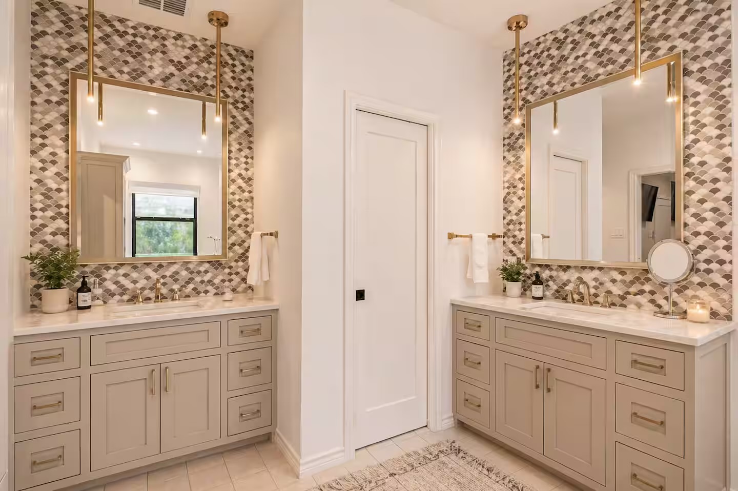Double vanity with modern finishes