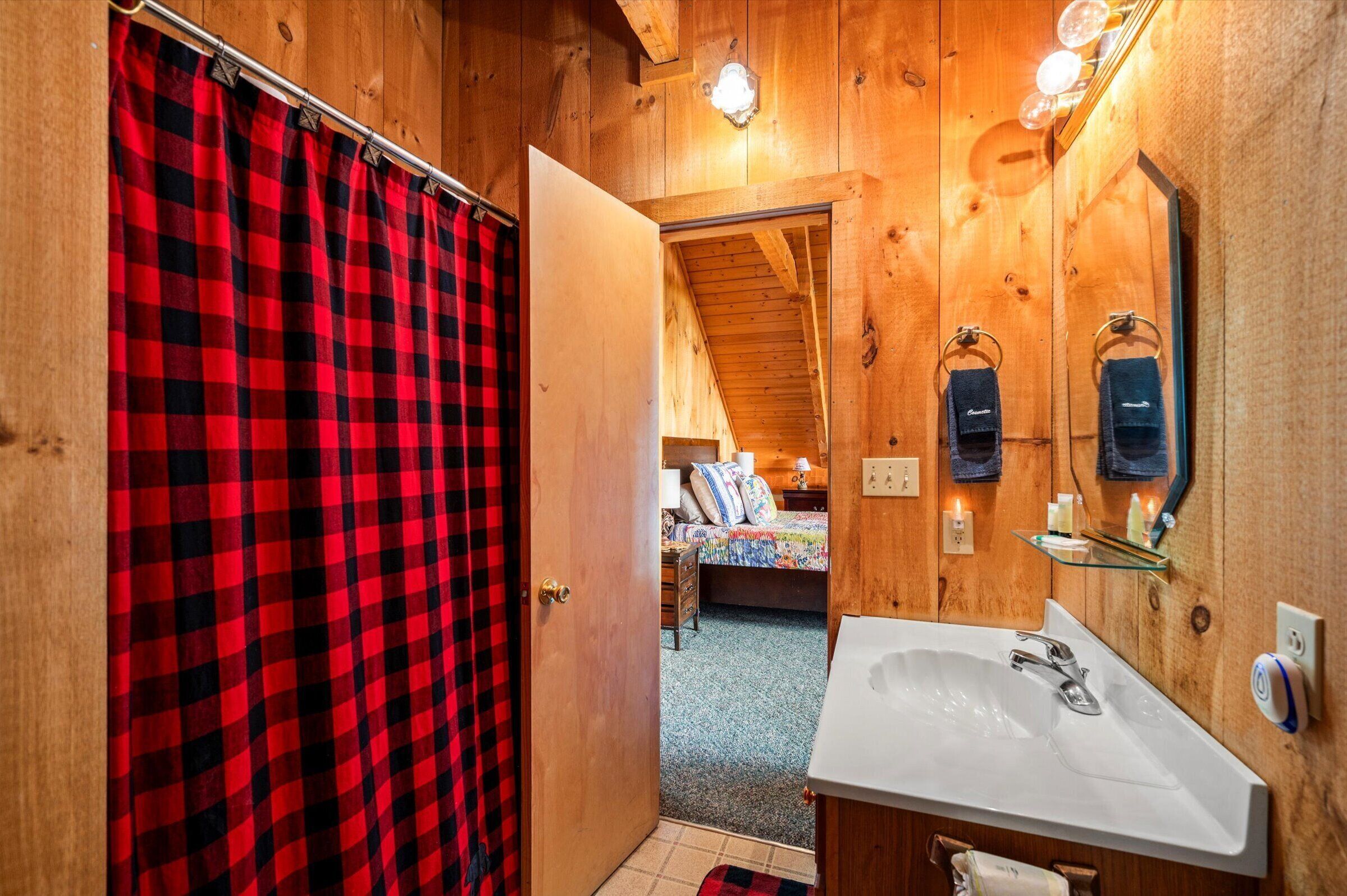 Upstairs bathroom with shower/tub combo
