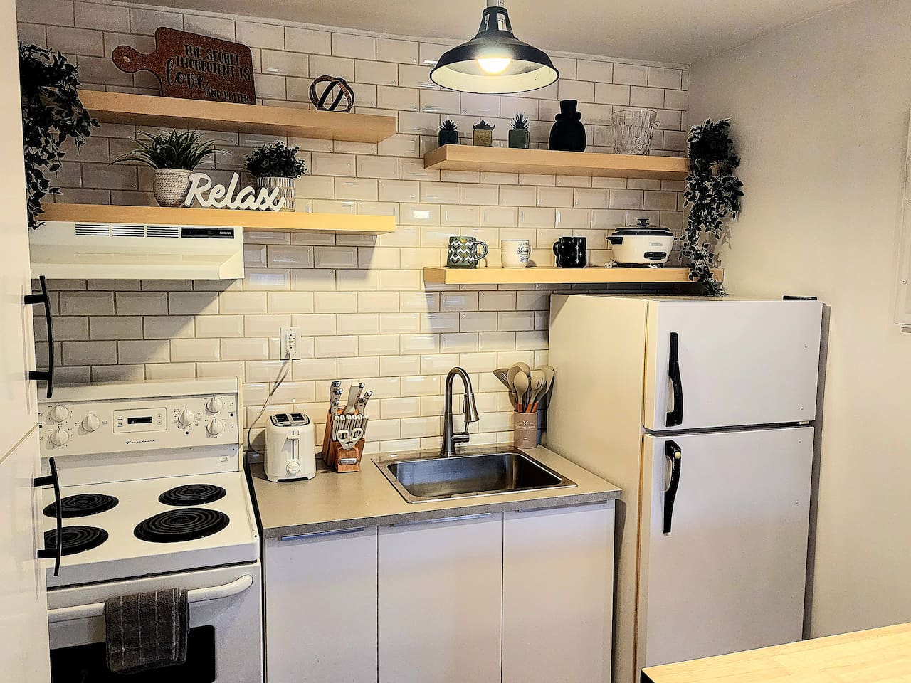 A cozy kitchenette with everything you need for a comfortable and convenient stay. 