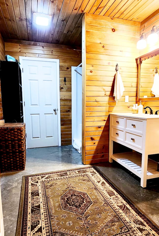 The bathroom at Misty Oak Lodge blends cabin charm with clean, modern touches. Enjoy a bright, spacious layout with a full standing shower, soft towels, and plenty of counter space to refresh after a day outdoors.