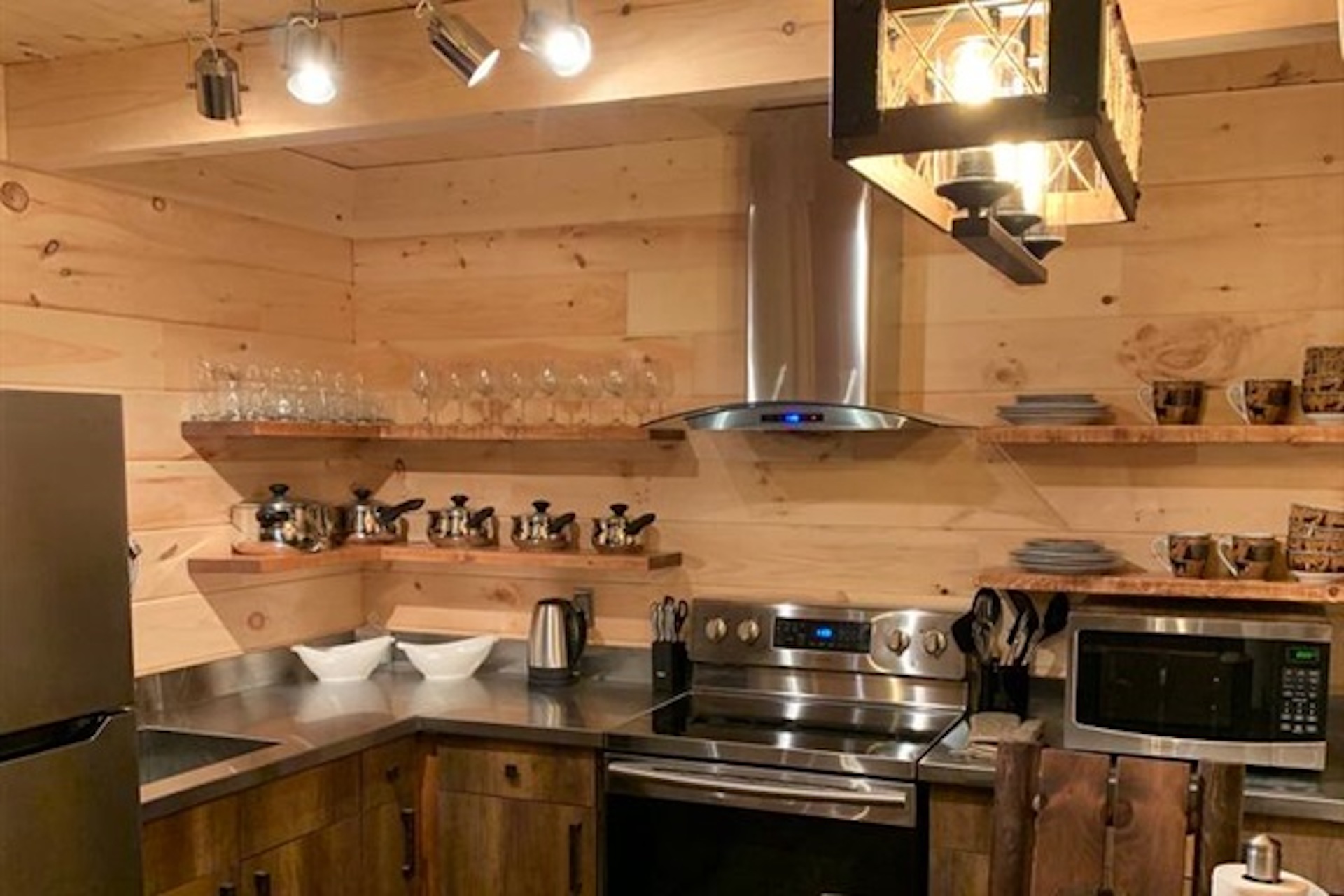 Fully equipped kitchen with refrigerator and cooking area