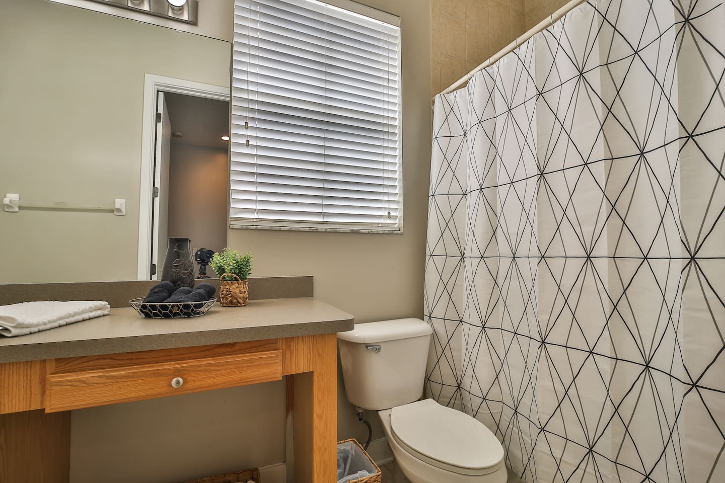 Downstairs bathroom with tub/shower.