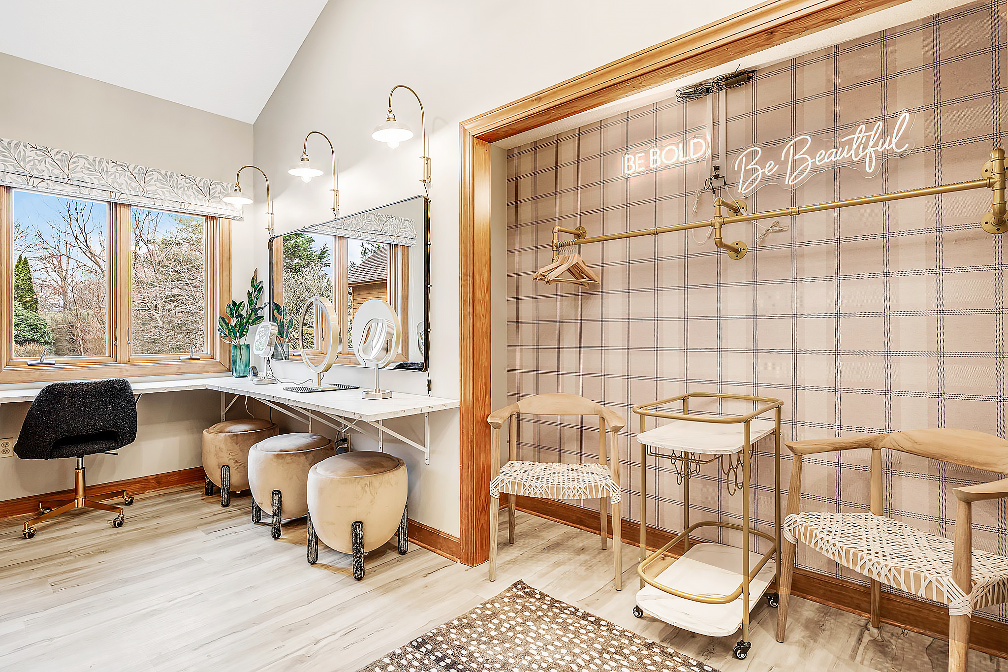 Get ready in style in the dedicated beauty room—complete with glowing vanity mirrors, chic seating, and inspiring touches that make mornings, special nights out, or photo-ready moments extra memorable.✨
