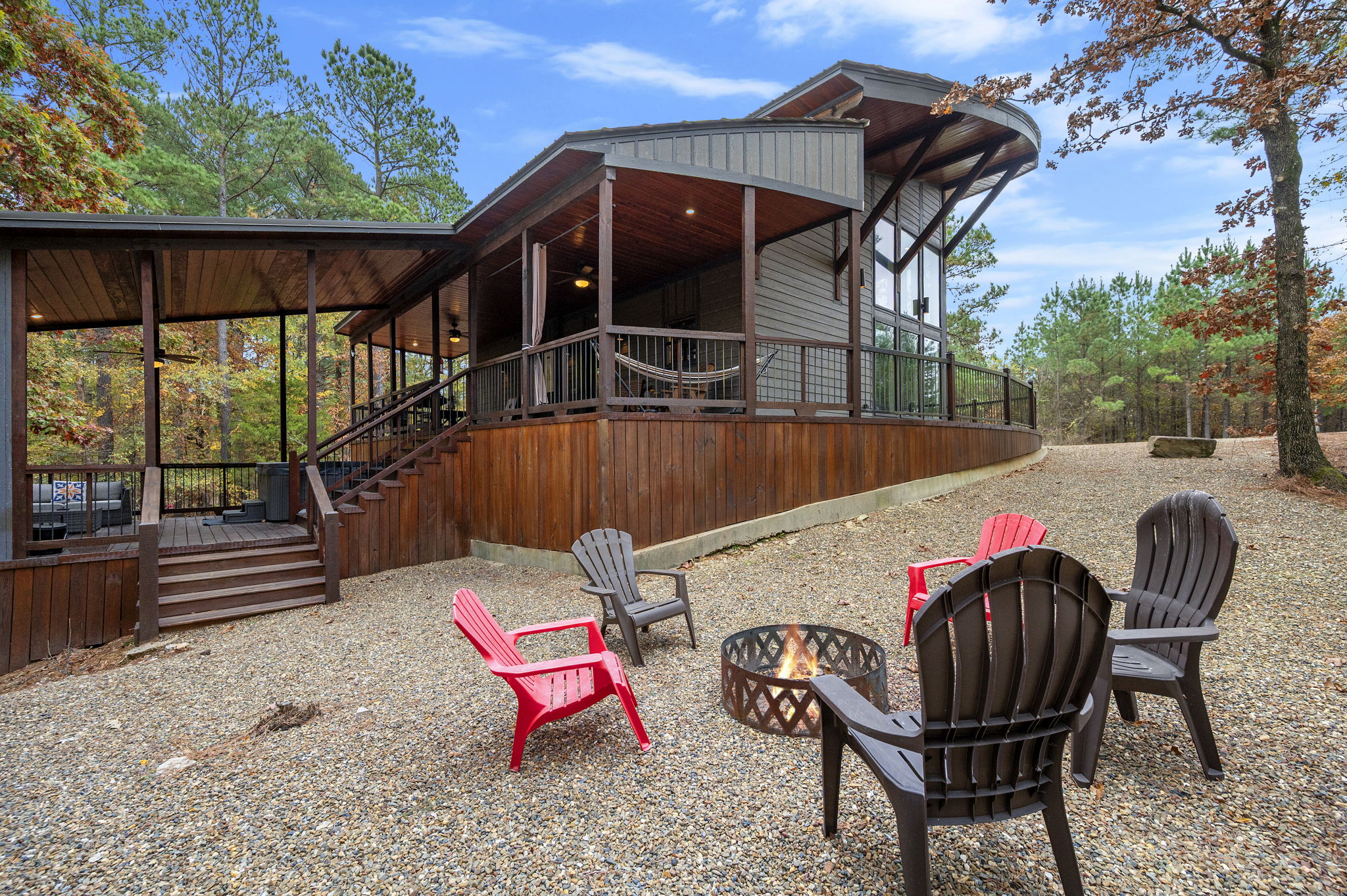 Plenty of space at Round Here Buzz 🌲 Pull right up and park close with room to spare. Head to the side or backyard and kick back with cornhole and evenings around the fire pit. Relax, spread out, and enjoy every moment of your Hochatown getaway 🔥✨ 