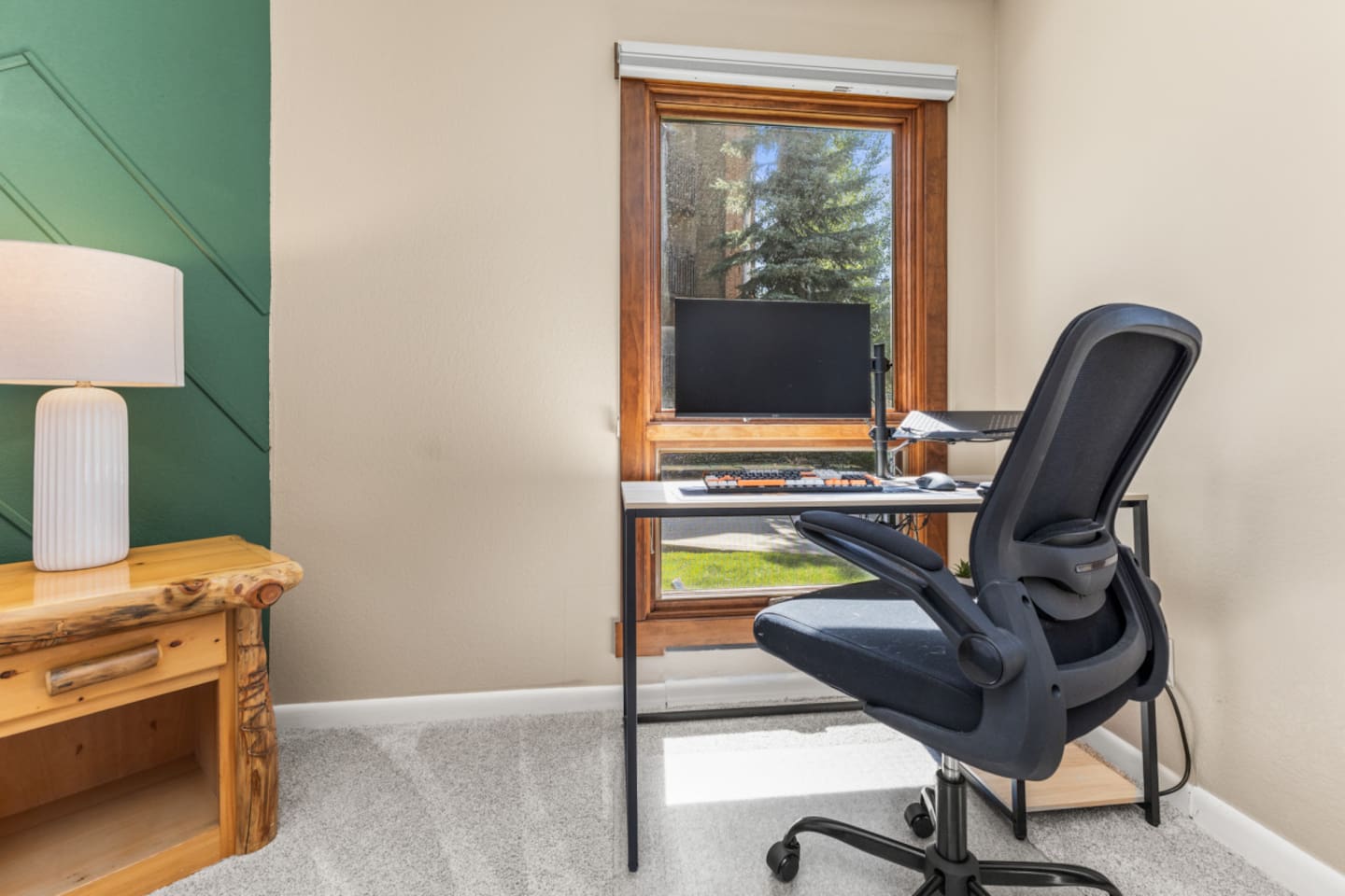 Bedroom #2 | Desk with Keyboard & Monitor
