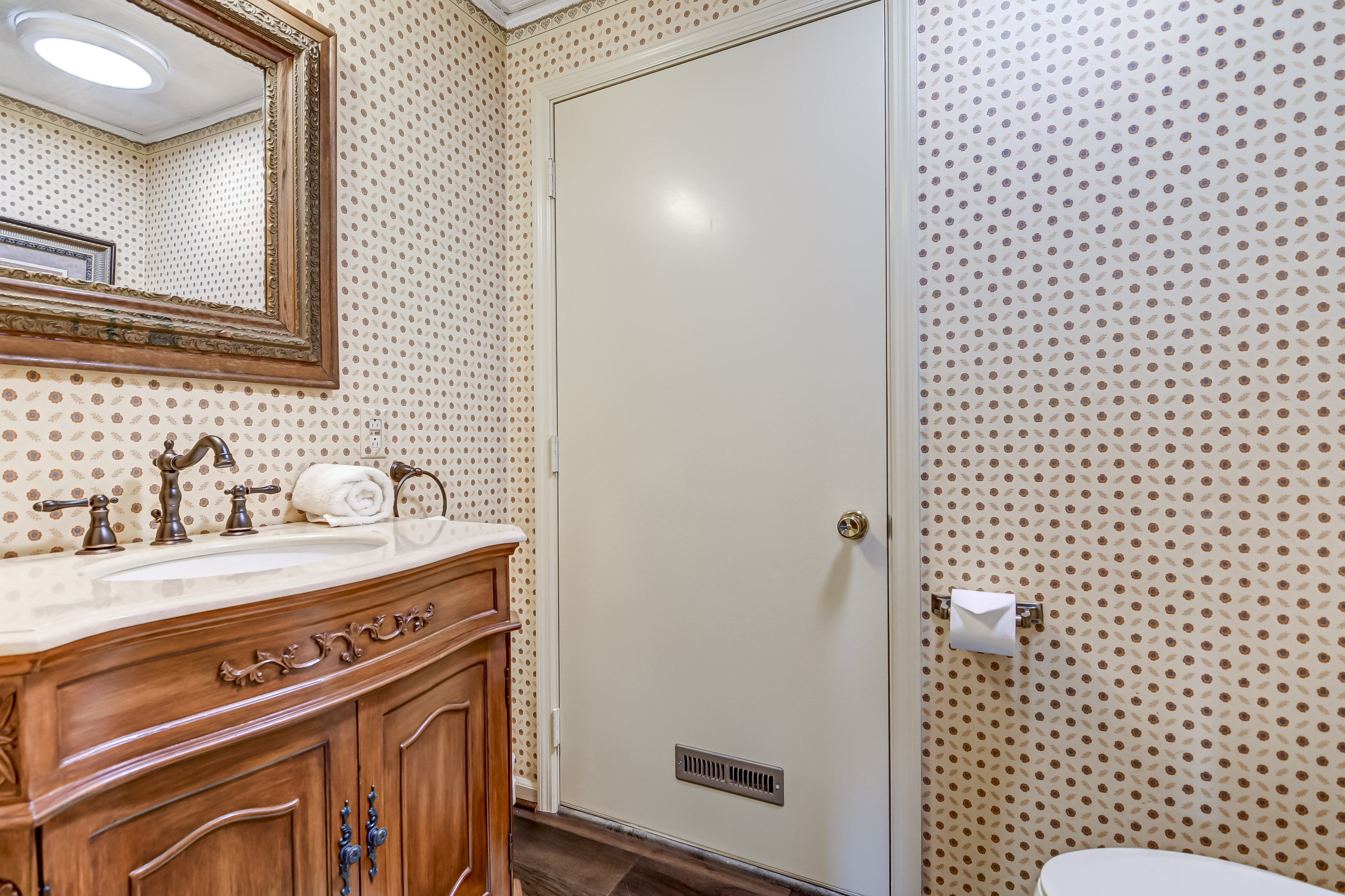 The Bressmer Carriage House - Downstairs Bathroom
