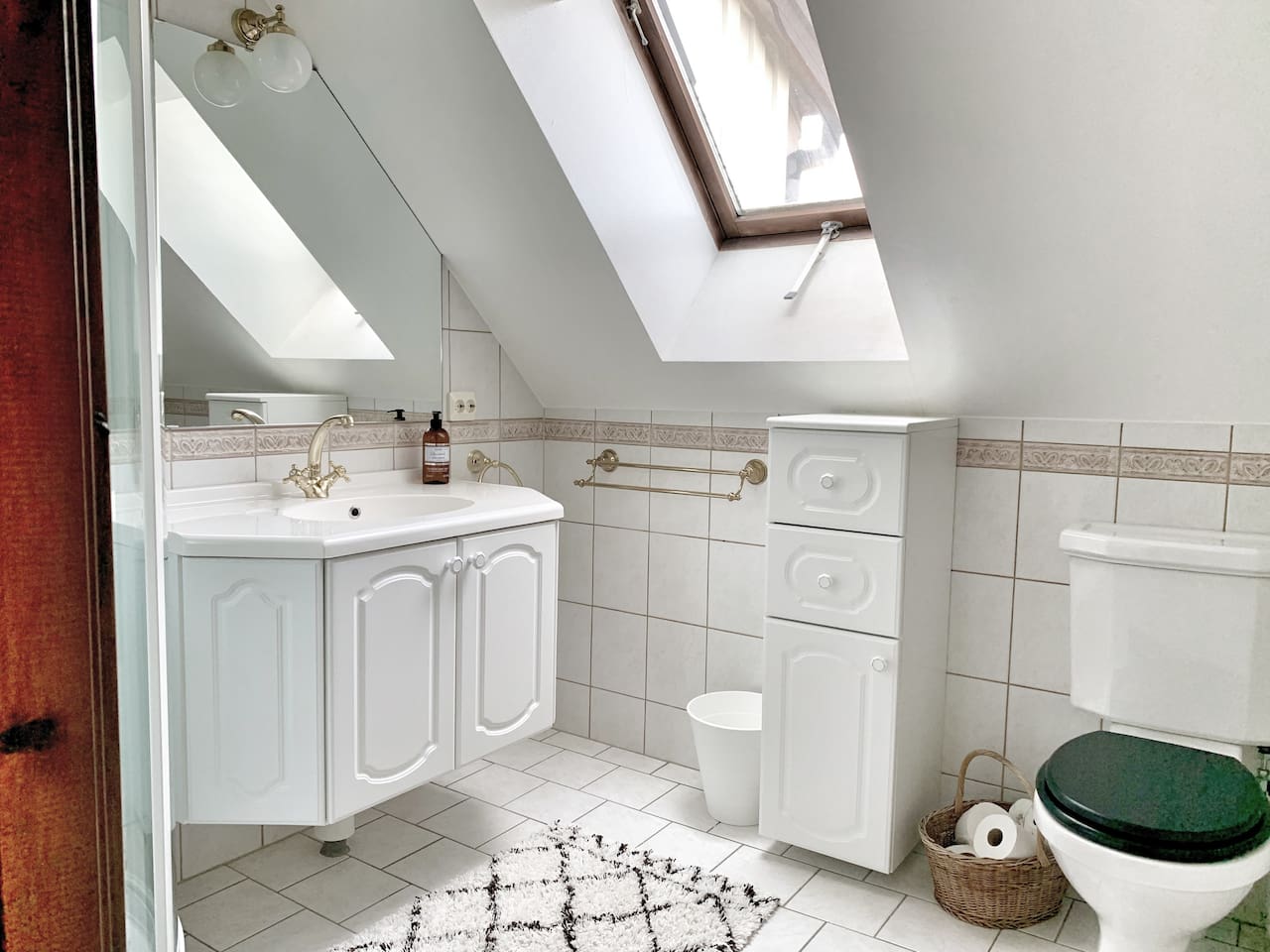 Badrum med dusch och toalett på övervåningen. 