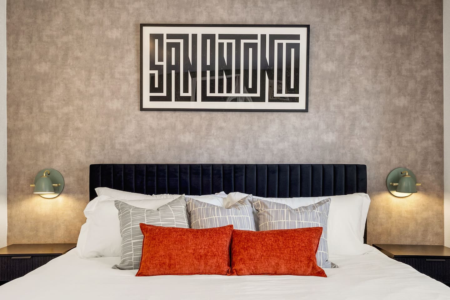 ️ Modern design meets plush comfort in this cozy king suite—perfect for unwinding after a day at the park, hospital shift, conference, or Spurs game. Style, rest, and San Antonio vibes all in one.