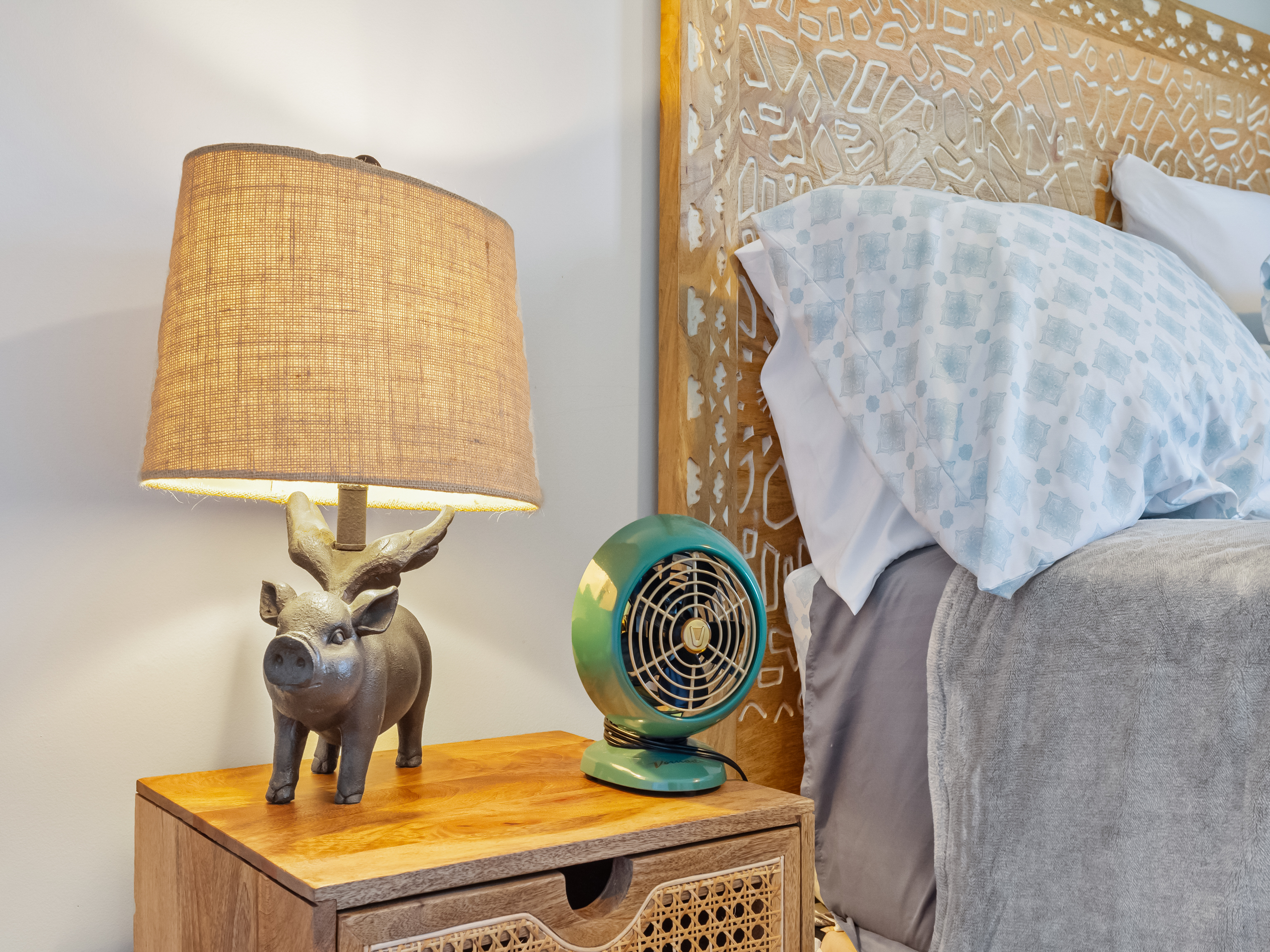 Spacious minimalist designed for deep rest.
Clean lines, airy layout, and a calming palette create instant exhale energy.
Soft bedside lighting for slow evenings, ceiling fan for cool coastal sleep, and room to fully unwind. Simple. Serene. Restorat