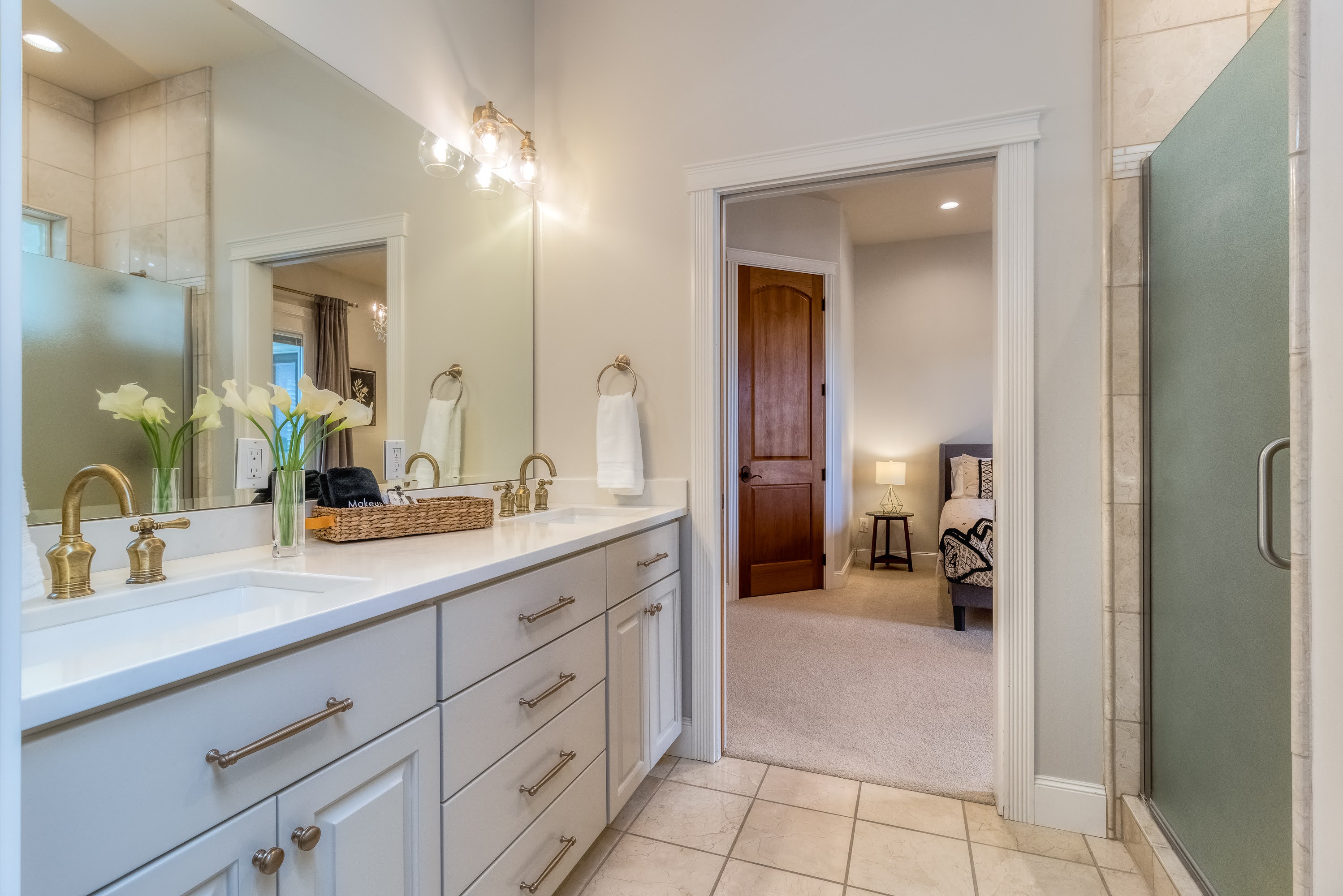 jack and jill bathroom