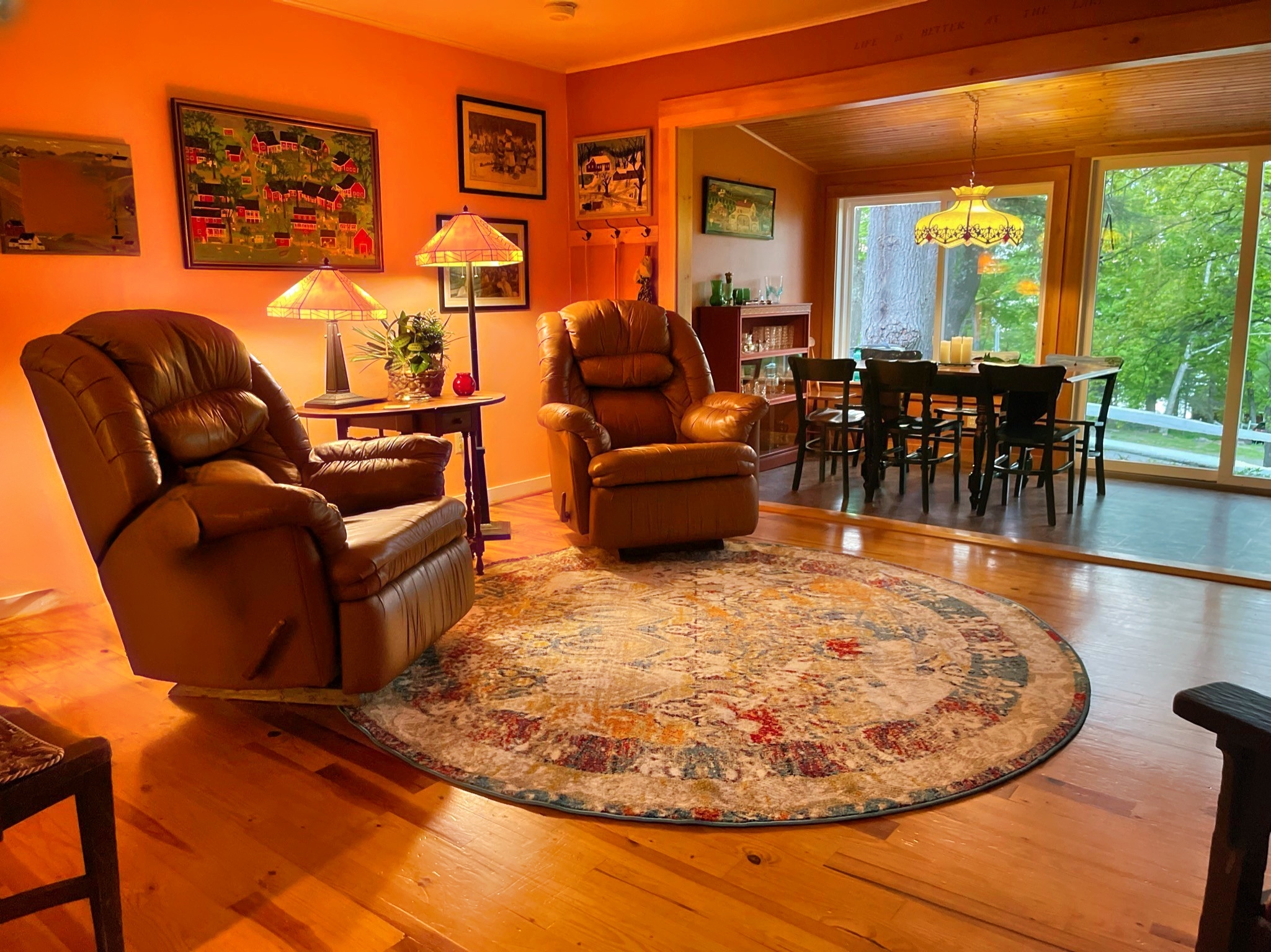 Big Pines living room with 2 leather recliners, perfect for relaxing.