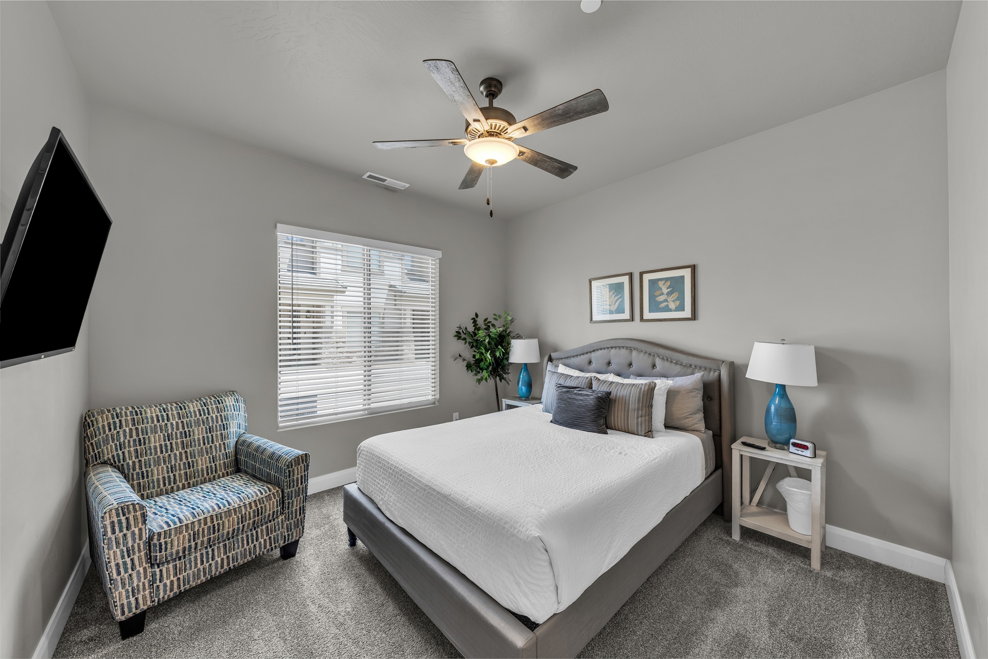 Queen suite w/ lounge chair