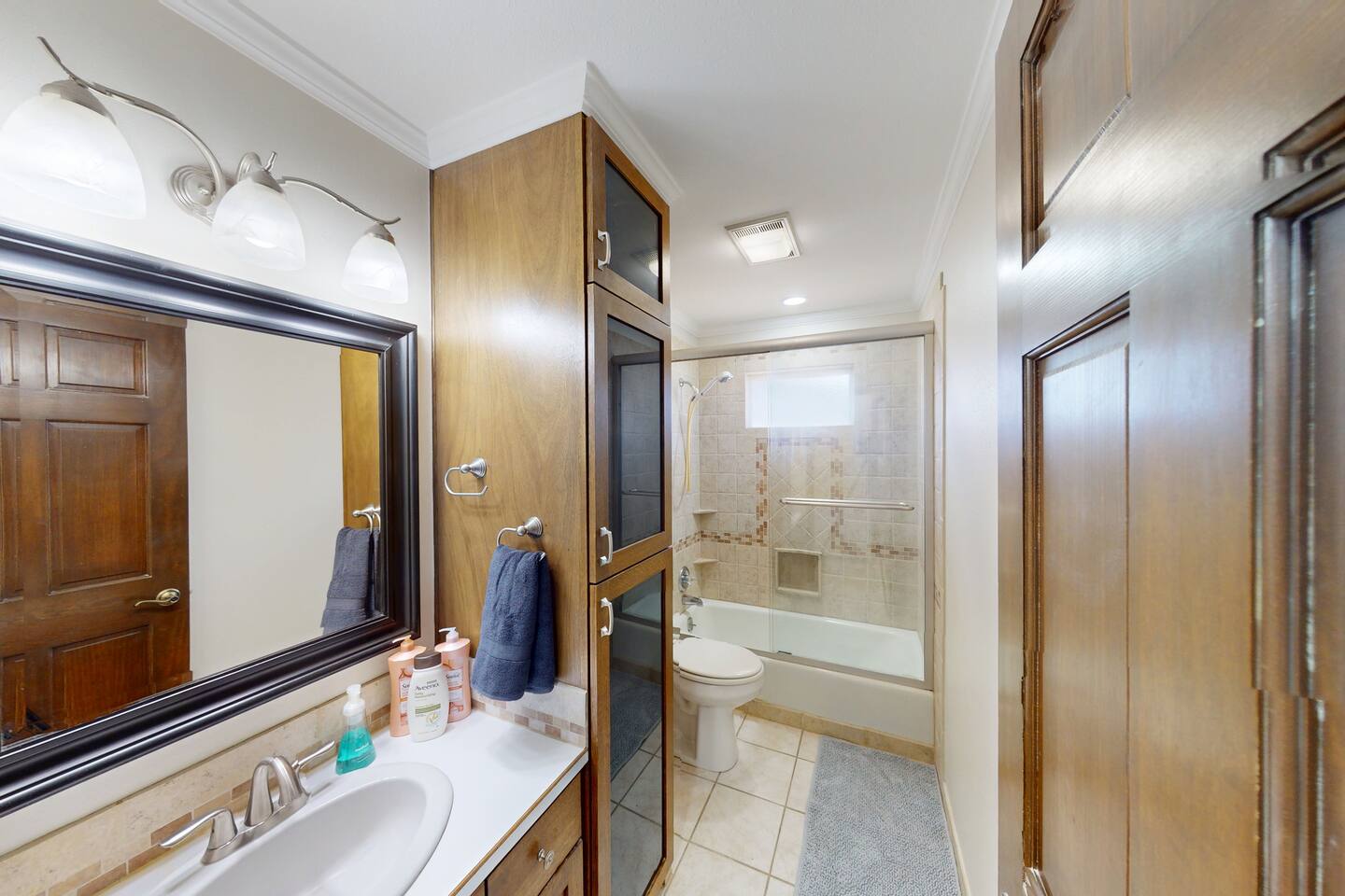 Main Floor Bathroom 